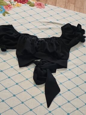 SHEIN Black Off-Shoulder Tie-Front Crop Top